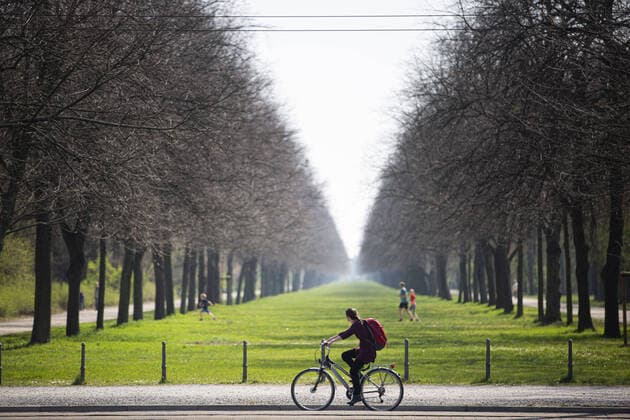 A woman riding a bicycle along the Great Garden in Dresden, 09 04 2020 Due to the spread of the coronavirus, there are restrictions on the use of bicycles throughout Germany Dresden Germany Copyright: xFlorianxGaertner photothek.netx