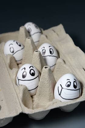 Ostern während Corona ist geprägt von Abstandsregeln und Isolation - Hühnereier mit Abstand in einer Packung