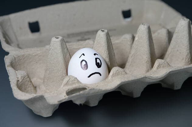 Ostern während Corona ist geprägt von Abstandsregeln und Isolation - ein Hühnerei allein in einer Packung