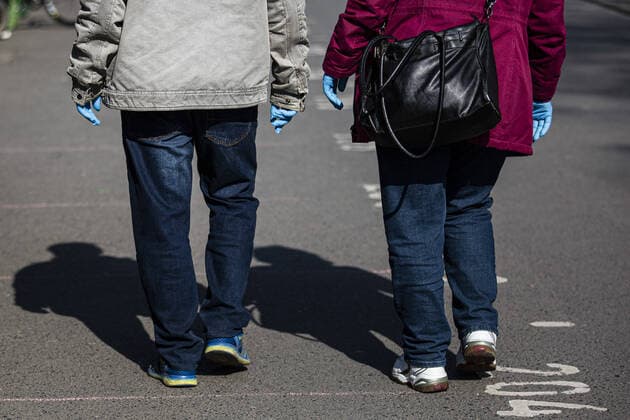 Two people wear protective gloves at the weekly market at the Lingnerallee in Dresden, 09 04 2020 Due to the spread of the coronavirus there is a mask obligation for the first time at a weekly market in Dresden Dresden Germany Copyright: xFlorianxGaertner photothek.netx