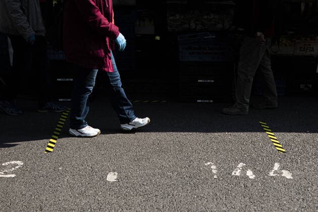 A woman with protective gloves walks between two distance markers at the weekly market at Lingnerallee in Dresden, 09 04 2020 Due to the spread of the coronavirus there is a mask obligation for the first time at a weekly market in Dresden Dresden Germany Copyright: xFlorianxGaertner photothek.netx