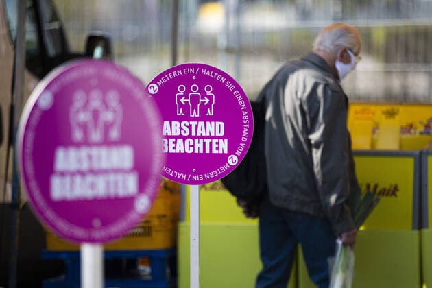 There is a sign at the weekly market at the Lingnerallee in Dresden, 09 04 2020 Due to the spread of the coronavirus there is a mask obligation for the first time at a weekly market in Dresden Dresden Germany Copyright: xFlorianxGaertner photothek.netx