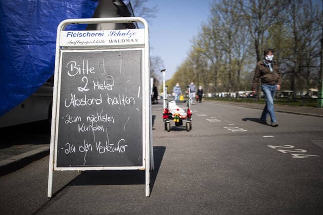 There is a sign at the weekly market at the Lingnerallee in Dresden, 09 04 2020 Due to the spread of the coronavirus there is a mask obligation for the first time at a weekly market in Dresden Dresden Germany Copyright: xFlorianxGaertner photothek.netx