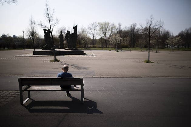 A man sits alone on a bench in the sun in Dresden, 09 04 2020 Due to the spread of the coronavirus, there are restrictions on exit throughout Germany Dresden Germany Copyright: xFlorianxGaertner photothek.netx