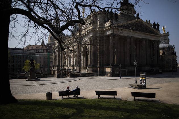 Two people sitting on a bench on Bruehls bank in the city centre of Dresden, 09 04 2020 Due to the spread of the coronavirus, there are restrictions on exit throughout Germany Dresden Germany Copyright: xFlorianxGaertner photothek.netx