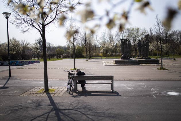 A man sits alone on a bench in Dresden, 09 04 2020 Due to the spread of the coronavirus, there are restrictions on the use of the virus throughout Germany Dresden Germany Copyright: xFlorianxGaertner photothek.netx