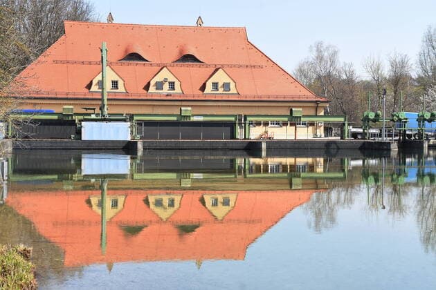 Isartal Isar Werk1 With mirroring on the Isar works canal Munich 09 04 20 Munich
