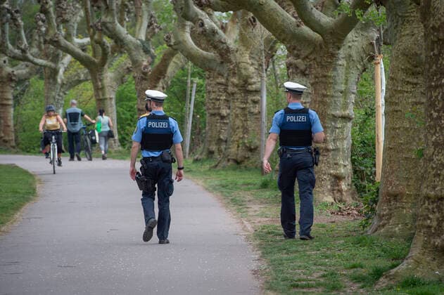 On Thursday 09 04 2020, a police patrol will check whether the rules of conduct in the context of the Corona Pandemic are being observed at Staden in Saarbrücken For the Easter weekend, the police have announced increased controls at the well-known Saarbrücken excursion destinations bub