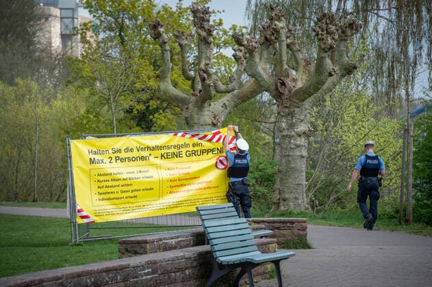 On Thursday 09 04 2020, a police patrol will check whether the rules of conduct in the context of the Corona Pandemic are being observed at Staden in Saarbrücken For the Easter weekend, the police have announced increased controls at the well-known Saarbrücken excursion destinations bub