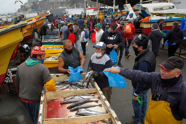 Valparaiso, April 9, 2020 Agglomerations in Caleta Portales for fish and seafood shopping before Easter Sebastian Cisterns Aton Chile , Valparaiso Chile Aton 411087  Copyright: SEBASTIANxCISTERNAS ATONxCHILE.