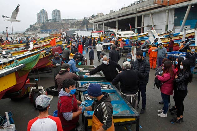 Valparaiso, April 9, 2020 Agglomerations in Caleta Portales for fish and seafood shopping before Easter Sebastian Cisterns Aton Chile , Valparaiso Chile Aton 411098  Copyright: SEBASTIANxCISTERNAS ATONxCHILE.