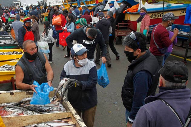 Valparaiso, April 9, 2020 Agglomerations in Caleta Portales for fish and seafood shopping before Easter Sebastian Cisterns Aton Chile , Valparaiso Chile Aton 411102  Copyright: SEBASTIANxCISTERNAS ATONxCHILE.