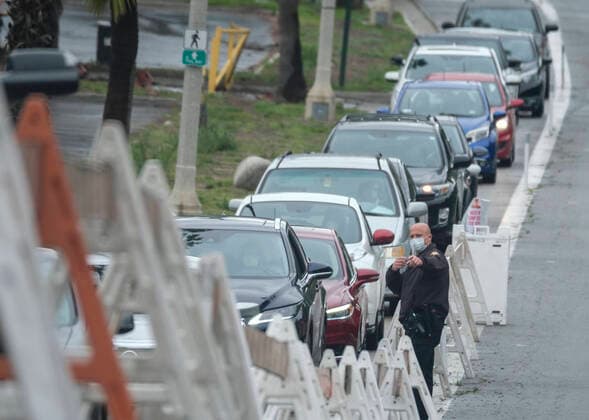 April 9, 2020, Los Angeles, California, U.S: A police officer wearing a mask directs motorists during a drive-through COVID-19 testing in a parking lot of the Rose Bowl in Pasadena, California on Thursday, April 9, 2020. Los Angeles U.S. - ZUMAc68_ 20200409_zaf_c68_014 Copyright: xRingoxChiux