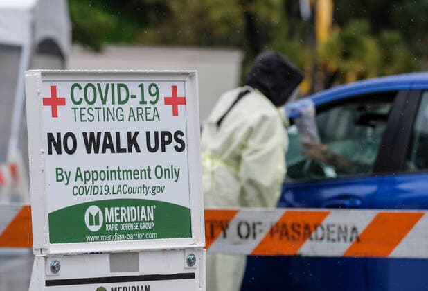 News Bilder des Tages April 9, 2020, Los Angeles, California, U.S: A medical staff wearing a mask and protective face shield gives a test kit to a motorist in a car during a drive-through COVID-19 testing in a parking lot of the Rose Bowl in Pasadena, California on Thursday, April 9, 2020. Los Angeles U.S. - ZUMAc68_ 20200409_zaf_c68_015 Copyright: xRingoxChiux