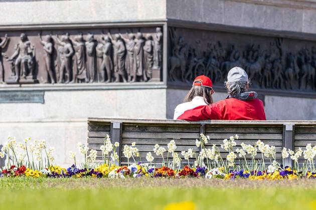 DEU, Germany, Baden Württemberg, Stuttgart, 09 04 2020 Spring and Conora in Stuttgart the majority of people followed the general ruling as a result of the Conora pandemic and kept their distance from the Schlossplatz Stuttgart