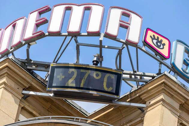 DEU, Germany, Baden Württemberg, Stuttgart, 09 04 2020 Spring and Conora in Stuttgart, the majority of people followed the general ruling as a result of the Conora pandemic and kept their distance At Schlossplatz, 27 degrees Celsius were measured at 13 47 hours
