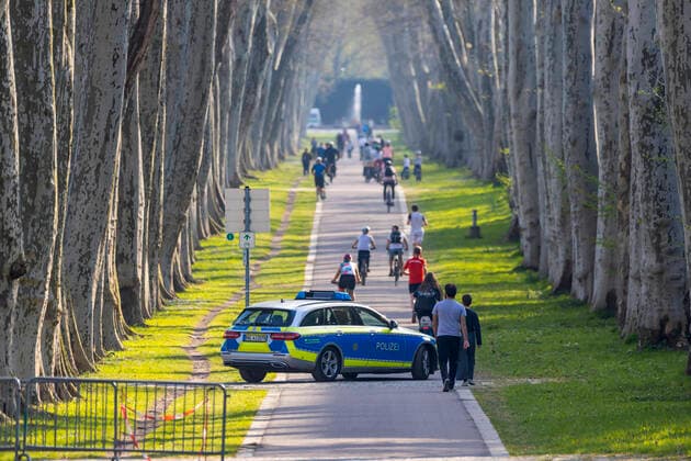 DEU, Germany, Baden Württemberg, Stuttgart, 09 04 2020 Avenue of plane trees in the Lower Palace Gardens in Stuttgart In spring weather and almost summery temperatures, most people followed the rules and kept their distance