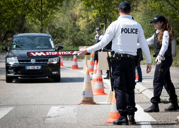 French policemen control a driver in Strasbourg, eastern France, on April 9, 2020, on the 24th day of a strict lockdown in France to stop the spread of COVID-19 NEWS : Covid 19 Coronavirus en France - Strasbourg - 09 04 2020 ElyxandroCEGARRA PANORAMIC 