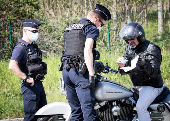 French policemen control a driver in Strasbourg, eastern France, on April 9, 2020, on the 24th day of a strict lockdown in France to stop the spread of COVID-19 NEWS : Covid 19 Coronavirus en France - Strasbourg - 09 04 2020 ElyxandroCEGARRA PANORAMIC 