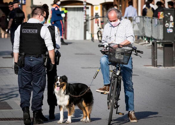 French policemen control the surroundings of the in Strasbourg, eastern France, on April 9, 2020, on the 24th day of a strict lockdown in France to stop the spread of COVID-19 NEWS : Covid 19 Coronavirus en France - Strasbourg - 09 04 2020 ElyxandroCEGARRA PANORAMIC 
