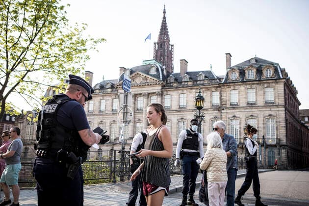French policemen control the surroundings of the in Strasbourg, eastern France, on April 9, 2020, on the 24th day of a strict lockdown in France to stop the spread of COVID-19 NEWS : Covid 19 Coronavirus en France - Strasbourg - 09 04 2020 ElyxandroCEGARRA PANORAMIC 