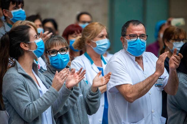 A group of doctors and health personnel from the Hospital clinic applauding those that show gratitude towards them during the coronavirus crisis.The Hospital Clinic de Barcelona is one of the main centers where Covid19 is fought in Spain. Since the state of alarm was decreed throughout the country due to the increase in coronavirus infections, thousands of people have been diagnosed and others have died due to the virus. Barcelona Catalonia Spain Copyright: xSergixReboredox xVWPicsx SRE-BARCELONA COVID-53