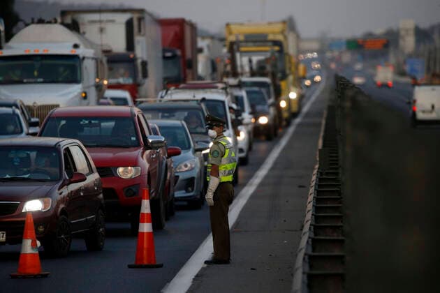 Santiago, April 9, 2020 Carabineros apply the cordon sanitaire on Route 68 at kilometer 15 in the direction of the coast, this will be in force from today at 18 00 hours until Sunday at 22 hours Andres Pina Aton Chile, Curacaci Chile Aton 411130  Copyright: ANDRESxPINA ATONxCHILE