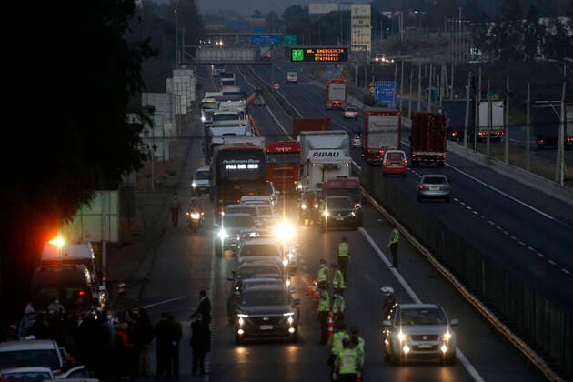 Santiago, April 9, 2020 Carabineros apply the cordon sanitaire on Route 68 at kilometer 15 in the direction of the coast, this will be in force from today at 18 00 hours until Sunday at 22 hours Andres Pina Aton Chile, Curacaci Chile Aton 411142  Copyright: ANDRESxPINA ATONxCHILE