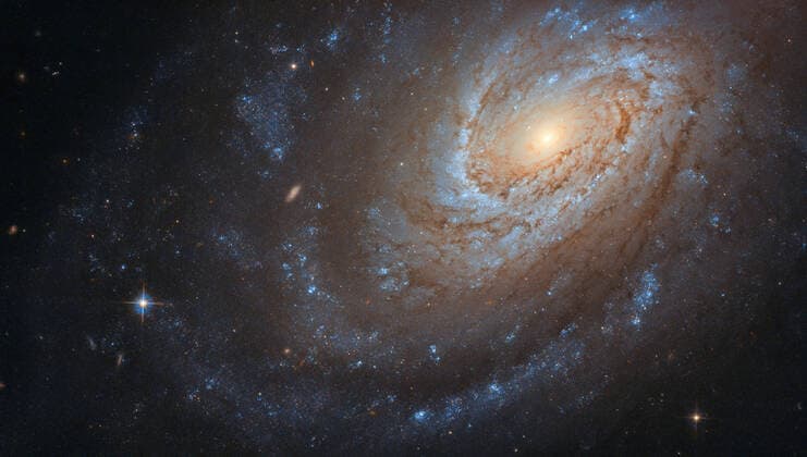 Bilder des Jahres 2020, News 04 April News Themen der Woche KW15 News Bilder des Tages This remarkable spiral galaxy, known as NGC 4651, may look serene and peaceful as it swirls in the vast, silent emptiness of space, but don t be fooled; it keeps a violent secret. It is believed that this galaxy consumed another smaller galaxy to become the vast and beautiful spiral that we observe today. Although only a telescope like the NASA ESA Hubble Space Telescope, which captured this image, could give us a picture this clear, NGC 4651 can also be observed with an amateur telescope. NASA  WAX2020040906 NASA