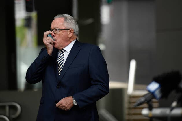 News Bilder des Tages BRAD HAZZARD COVID-19 PRESSER, NSW Minister for Health Brad Hazzard uses his inhaler during a press conference in Sydney, Friday, April 10, 2020. The coronavirus (COVID-19) death toll in NSW has risen by one to 22 overnight, after a 69 year old died overnight at John Hunter Hospital. ( NO ARCHIVING, EDITORIAL USE ONLY, NO USE IN BOOKS WITHOUT CONSENT SYDNEY NSW AUSTRALIA  Copyright: xBIANCAxDExMARCHIx 20200410001462794332