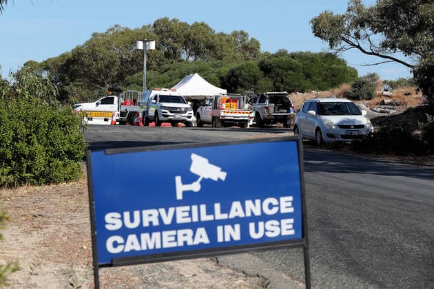 GOOD FRIDAY COVID-19, A roadblock is seen stopping vehicle access to Tims Thicket Beach in Mandurah, 90km south of Perth on Friday, April 10, 2020. Beaches in the Perth region remain open but people must still adhere to social distancing rules. ( NO ARCHIVING, EDITORIAL USE ONLY, NO USE IN BOOKS WITHOUT CONSENT PERTH WA AUSTRALIA  Copyright: xRICHARDxWAINWRIGHTx 20200410001462802535