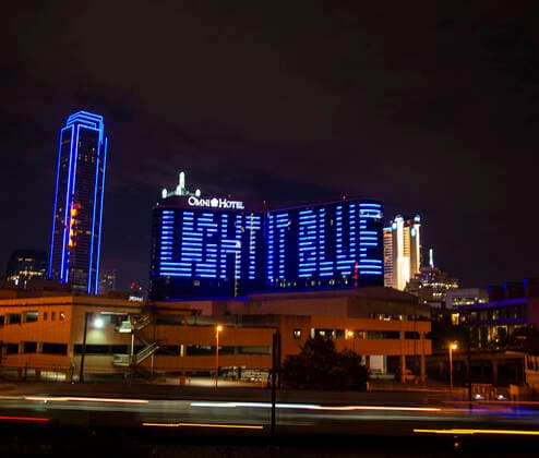April 9, 2020, Dallas, Texas, U.S: Dallas supporting the Health Care Workers and Essential Workers, who are putting their lives on the line to keep the city going during this world crisis. Dallas U.S. - ZUMAm147 20200409_zap_m147_001 Copyright: xHossxMcBainx