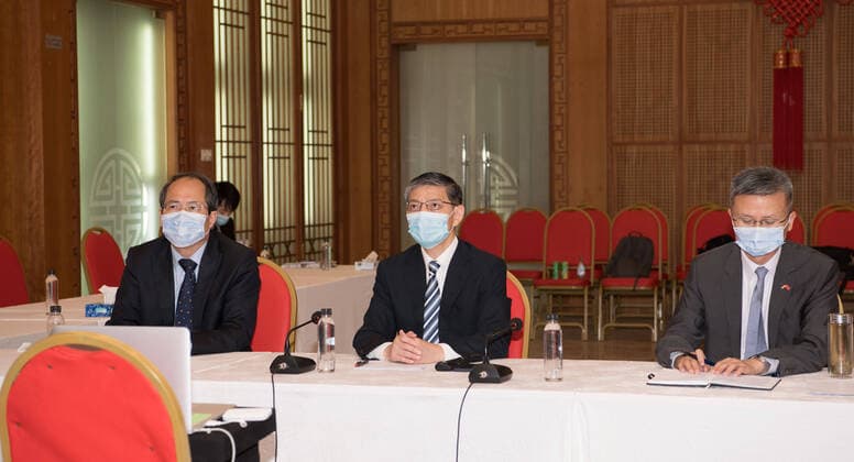 (200410) -- CAIRO, April 10, 2020 -- Liao Liqiang (C), Chinese ambassador to Egypt and China s representative to the Arab League (AL), attends the video conference hosted by the Cairo-based Arab League in Cairo, Egypt, April 9, 2020. Chinese and Arab medical experts held on Thursday a video conference hosted by the Cairo-based Arab League (AL) to share experience and expertise on the ways to combat COVID-19. ) EGYPT-CAIRO-CHINESE & ARAB MEDICAL EXPERTS-COVID-19-VIDEO CONFERENCE WuxHuiwo 