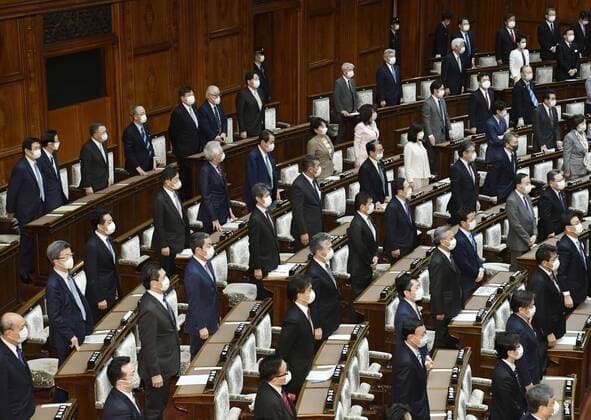 New coronavirus Lawmakers attend a parliamentary session in Tokyo on April 10, 2020, with an increased distance between them amid the spread of the new coronavirus. 