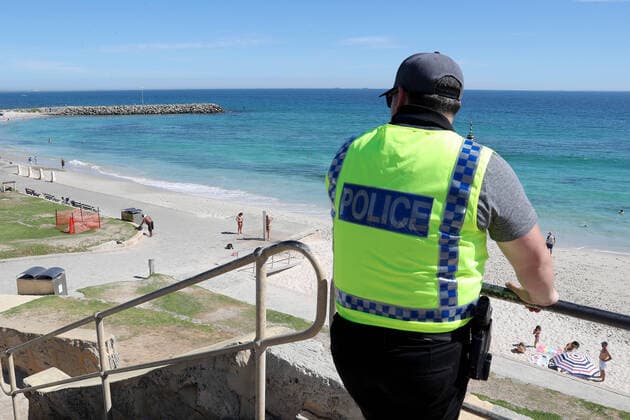 GOOD FRIDAY COVID-19, Police officers are seen patrolling Cottesloe Beach in Perth on Friday, April 10, 2020. Beaches remain open but the Western Australian government have warned the public they could be closed if people do not adhere to social distancing rules. ( NO ARCHIVING, EDITORIAL USE ONLY, NO USE IN BOOKS WITHOUT CONSENT PERTH WA AUSTRALIA  Copyright: xRICHARDxWAINWRIGHTx 20200410001462811479