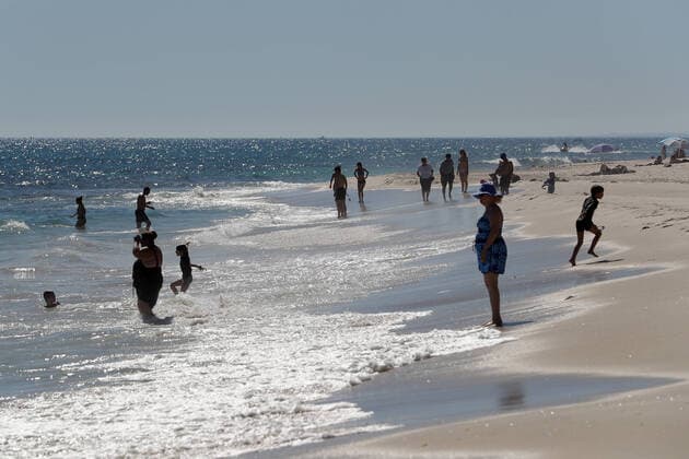 GOOD FRIDAY COVID-19, Beach goers are seen at Cottesloe Beach in Perth on Friday, April 10, 2020. Beaches remain open but the Western Australian government have warned the public they could be closed if people do not adhere to social distancing rules. ( NO ARCHIVING, EDITORIAL USE ONLY, NO USE IN BOOKS WITHOUT CONSENT PERTH WA AUSTRALIA  Copyright: xRICHARDxWAINWRIGHTx 20200410001462811556