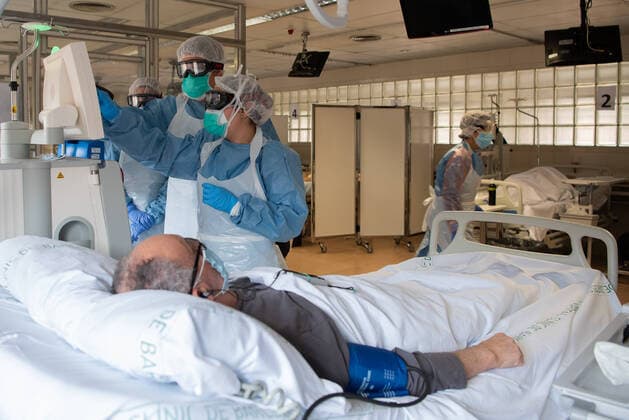 (200410) -- BARCELONA, April 10, 2020 (Xinhua) -- Medical workers attend the COVID-19 patients at a hospital in Barcelona, Spain, April 7, 2020. Thursday saw the number of deaths from the coronavirus in Spain rise by 683 in 24 hours from 14,555 to 15,238, while the total number of infection cases rose by 5,756 from 146,690 to 152,446. (Photo by Francisco Avia Xinhua) SPAIN-COVID-19-CONFIRMED CASES