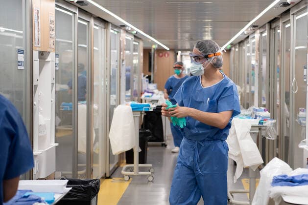 (200410) -- BARCELONA, April 10, 2020 (Xinhua) -- A medical worker prepares to enter the COVID-19 patients wards at a hospital in Barcelona, Spain, April 9, 2020. Thursday saw the number of deaths from the coronavirus in Spain rise by 683 in 24 hours from 14,555 to 15,238, while the total number of infection cases rose by 5,756 from 146,690 to 152,446. (Photo by Francisco Avia Xinhua) SPAIN-COVID-19-CONFIRMED CASES