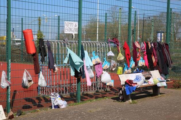View on Thursday 09 04 2020 in the city centre of Rostock on a so-called gift fence which was set up in the context of the Corona crisis Since numerous social institutions in Mecklenburg Vorpommern have closed at present, during the spread of the Coronavirus in the state, socially committed citizens in the Hanseatic city h