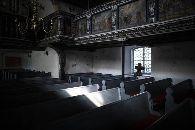 Empty benches of a protestant church are illuminated by the sun in Nieder Seifersdorf, 07 04 2020 Due to the coronavirus no services are held in churches during the Easter holidays. Copyright: xFlorianxGaertner photothek.netx