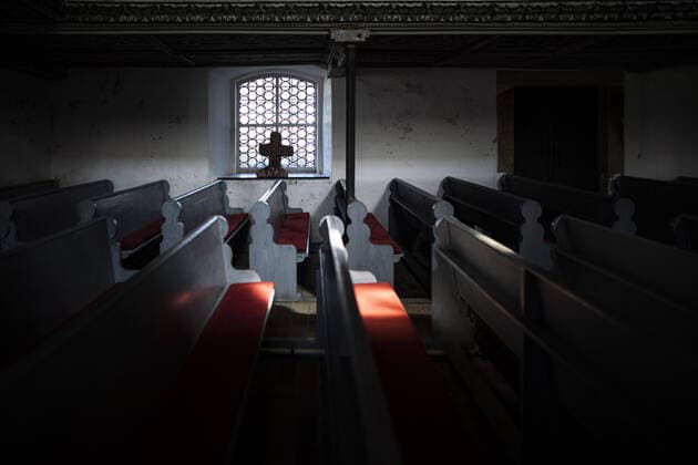 Empty benches of a protestant church are illuminated by the sun in Nieder Seifersdorf, 07 04 2020 Due to the coronavirus no services are held in churches during the Easter holidays. Copyright: xFlorianxGaertner photothek.netx