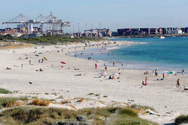 GOOD FRIDAY COVID-19, A general view of Port Beach in Perth on Friday, April 10, 2020. Beaches remain open but the Western Australian government have warned the public they could be closed if people do not adhere to social distancing rules. ( NO ARCHIVING, EDITORIAL USE ONLY, NO USE IN BOOKS WITHOUT CONSENT PERTH WA AUSTRALIA  Copyright: xRICHARDxWAINWRIGHTx 20200410001462837404