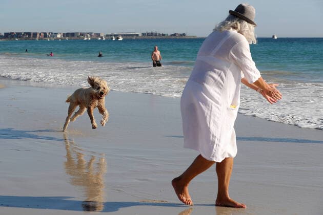 GOOD FRIDAY COVID-19, Members of the public walk their dog on Mosman Beach in Perth on Friday, April 10, 2020. Beaches remain open but the Western Australian government have warned the public they could be closed if people do not adhere to social distancing rules. ( NO ARCHIVING, EDITORIAL USE ONLY, NO USE IN BOOKS WITHOUT CONSENT PERTH WA AUSTRALIA  Copyright: xRICHARDxWAINWRIGHTx 20200410001462837463