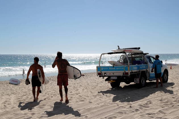 GOOD FRIDAY COVID-19, Surfers are seen at Scarborough Beach in Perth on Friday, April 10, 2020. Beaches remain open but the Western Australian government have warned the public they could be closed if people do not adhere to social distancing rules. ( NO ARCHIVING, EDITORIAL USE ONLY, NO USE IN BOOKS WITHOUT CONSENT PERTH WA AUSTRALIA  Copyright: xRICHARDxWAINWRIGHTx 20200410001462837975