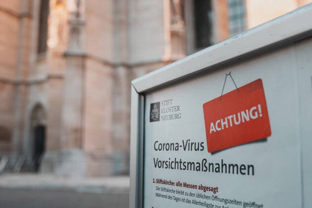 Klosterneuburg 09 04 2020, Klosterneuburg, AUT, coronavirus crisis, daily life with the coronavirus in the Easter time, in the picture a sign concerning the holding of masses before an internet broadcast of the service on Green Thursday in the Sebastian Chapel as a result of the coronavirus ou  EP_sro