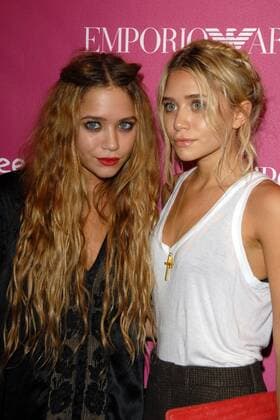 Mary-Kate Olsen, Ashley Olsen at arrivals for The 7th Annual Free Arts NYC Art + Photography Benefit Auction, Phillips de Pury Company Gallery, New York, NY, May 23, 2006. Photo by: George Taylor Everett Collection !ACHTUNG AUFNAHMEDATUM GESCHÃ„TZT! PUBLICATIONXNOTxINxCANxCHNxFRAxITAxJPNxNORxPOLxRUSxESPxUKxUSA Copyright: xGeorgexTaylor EverettxCollectionx 0623MYC UG029