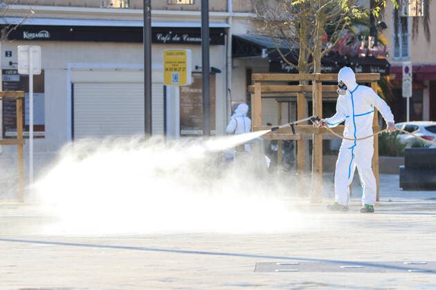 Coronavirus¨¨Desinfection des rues de Cannes par les services de la voirie. ¨¨Utilisation d un drone.¨¨Desinfection ecoles et classes de Cannes NEWS : Coronavirus - Desinfection rues de Cannes - Crise sanitaire mondiale et la pandemie du Coronavirus Covid19 - 10 04 2020 NicolasGavet Panoramic 