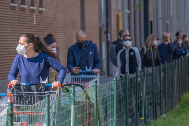 Milan, Coronavirus Covid Emergency 19 - Pre Easter code in front of the esselunga of Via Andrea Solari. (Francesco Bozzo Fotogramma, Milan - 2020-04-10) p.s. la foto e utilizzabile nel rispetto del contesto in cui e stata scattata, e senza intento diffamatorio del decoro delle persone rappresentate  Copyright: xFrancescoxBozzox xFOTOGRAMMAx