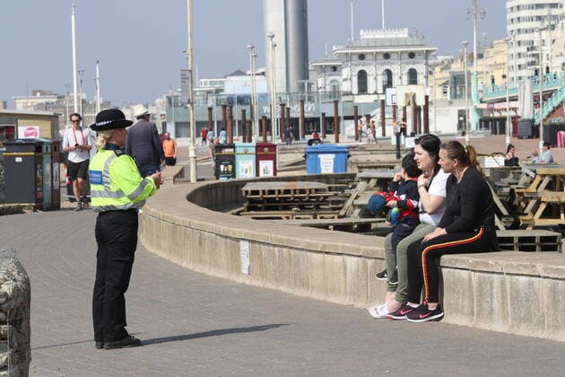 . 10 04 2020. Brighton , United Kingdom. Police moving people on in Brighton , United Kingdom, during the Good Friday Coronavirus Lockdown.  xStephenxLockx xi-Imagesx IIM-21007-0027