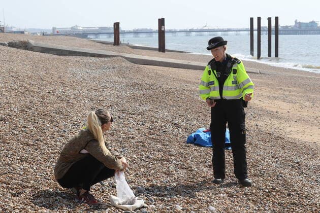. 10 04 2020. Brighton , United Kingdom. Police moving people on in Brighton , United Kingdom, during the Good Friday Coronavirus Lockdown.  xStephenxLockx xi-Imagesx IIM-21007-0032